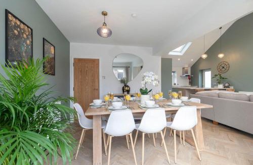 Cheltenham House | Comfortable and Contemporary 5-Bed 3 Bathroom Home