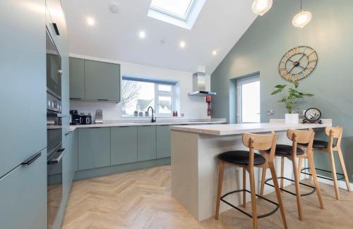 Cheltenham House | Comfortable and Contemporary 5-Bed 3 Bathroom Home