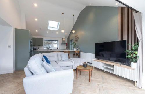 Cheltenham House | Comfortable and Contemporary 5-Bed 3 Bathroom Home