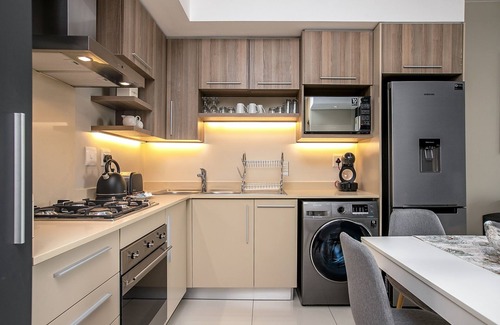 Greater Johannesburg Metropolitan Area Apartment | Comfortable and Stylish in Rosebank