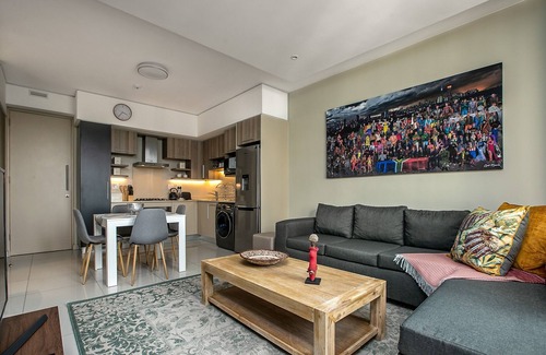 Greater Johannesburg Metropolitan Area Apartment | Comfortable and Stylish in Rosebank