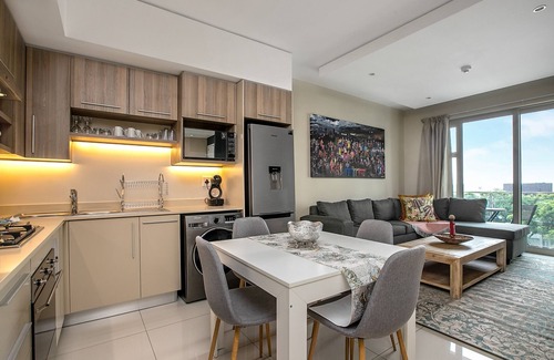 Greater Johannesburg Metropolitan Area Apartment | Comfortable and Stylish in Rosebank