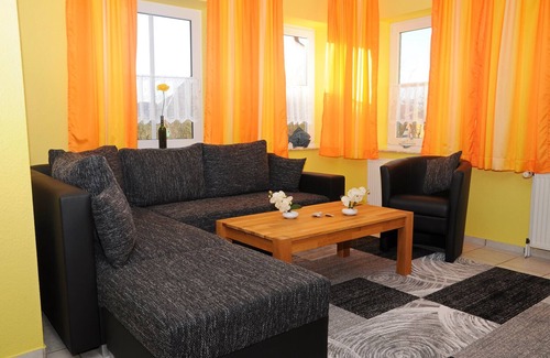 Neßmersiel Apartment | Comfortable apartment on the dike, child-friendly, garden, beach chair, WiFi