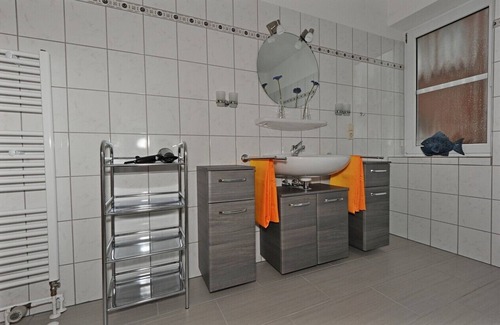 Neßmersiel Apartment | Comfortable apartment on the dike, child-friendly, garden, beach chair, WiFi