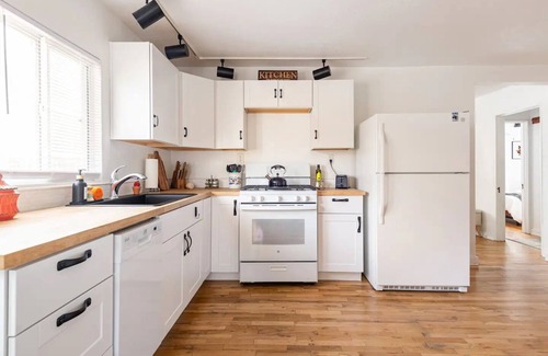 Nob Hill House | Comfortable Beds+Work Space+Fenced Yard+Full Kitchen+Fire pit+Cookies