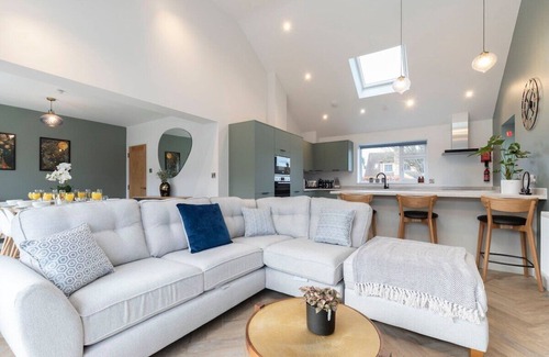 Cheltenham House | Comfortable & Contemporary 5-Bed 3 Bathroom Home