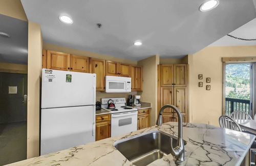 Copper Mountain Village Condo | Comfortable Condo in Prime Location with Hot Tub, Short Walk to Lifts - X414