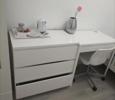 Coventry House | Comfortable Double Bed Located near City Centre, suitable for Contractors Health Care Professionals or long business stays in Coventry or delightful holidays in Coventry or within the West Midlands area Free Wifi Tea and Coffee Provided