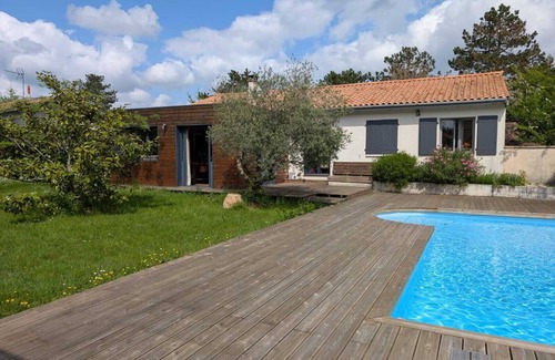 Tresses House | Comfortable family home with pool 10 minutes from Bordeaux