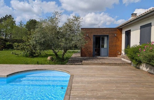 Tresses House | Comfortable family home with pool 10 minutes from Bordeaux