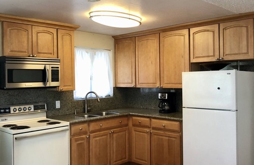 Martinez House | Comfortable Guest House with Sweeping Views and Private Garden