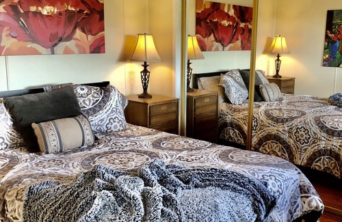 Martinez House | Comfortable Guest House with Sweeping Views and Private Garden