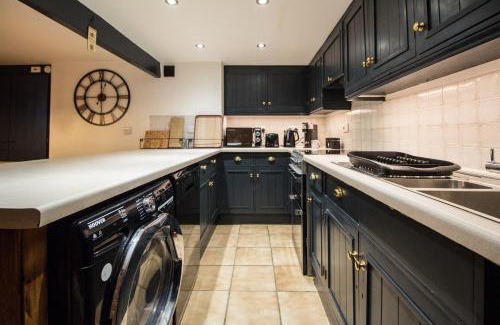 Brockholes House | Comfortable Holmfirth Home Near to Trails and Town Sleeps 5