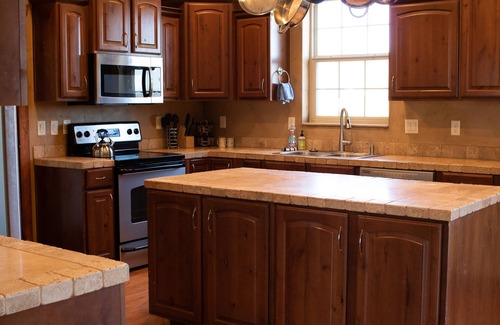 Garden City House | Comfortable home, firepit, deck space - near the Lake and Shakes