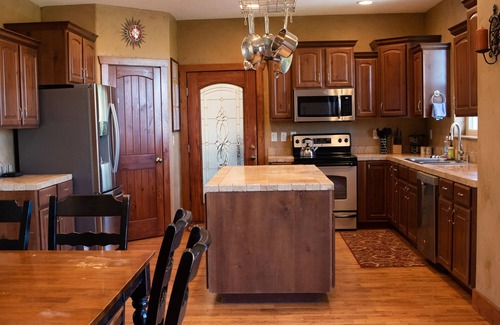 Garden City House | Comfortable home, firepit, deck space - near the Lake and Shakes