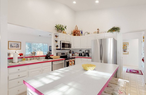 Cedar Neck House | Comfortable home with pool & tennis court access, W/D, & AC - near beach & bay