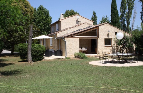 Saint-Maximin-la-Sainte-Baume Villa | Comfortable house with swimming pool and private tennis court in the heart of the green provence