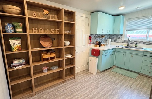 Hayward House | Comfortable House with a TV, Yard, Parking