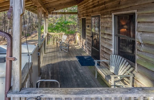 Highlands House | Comfortable mountain view cabin with TV, board games, & kitchenette