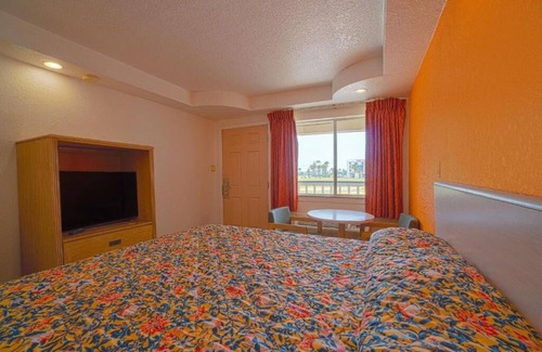 North Beach Hotel | Comfortable Room Near Beach – Free Parking & Pet Access