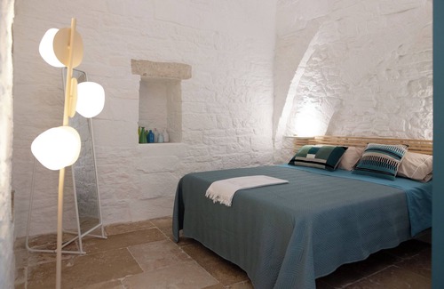 Terlizzi House | Comfortable room with private bathroom and sitting area