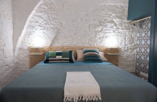 Terlizzi House | Comfortable room with private bathroom and sitting area