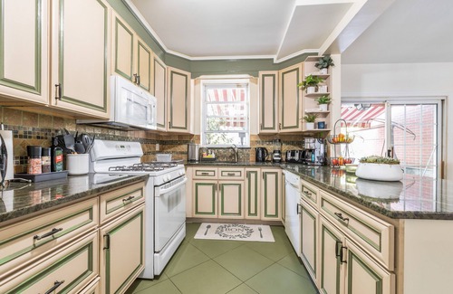 Ditmars Steinway House | Comfortable room with private parking, 15m from Manhattan and 5m to LGA