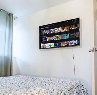 Sheffield House | COMFORTABLE SPARE ROOM with KING SIZE BED, Near Sheffield Centre