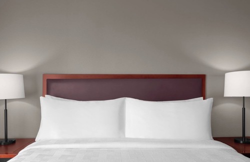 Renton Hotel | Comfortable Suite Near Airport – w/Full Kitchen, Free Parking & Airport Shuttle