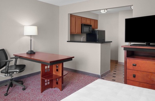 Renton Hotel | Comfortable Suite Near Airport – w/Full Kitchen, Free Parking & Airport Shuttle