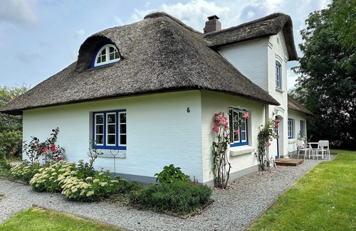 Osterhever House | Comfortable thatched-roof house in a fantastic secluded location near St. Peter-Ording