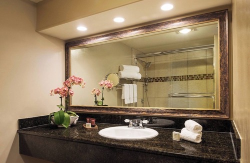 Barron Park Hotel | Comfortable Unit with Heated Pool, Free Breakfast & Free Parking