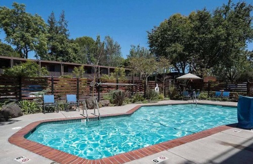 Barron Park Hotel | Comfortable Unit with Heated Pool, Free Breakfast & Free Parking