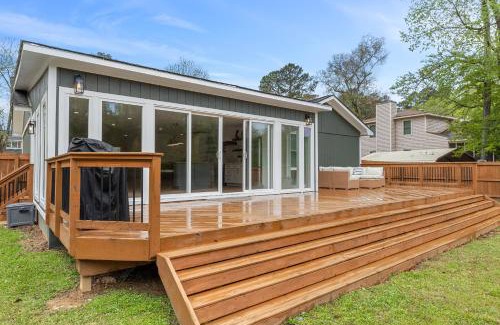 Macon House | Comforting Lakeside Retreat