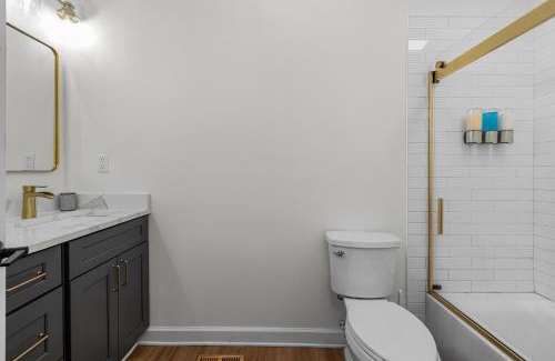 Macon House | Comforting Lakeside Retreat