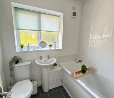 St Helens Apartment | Comfy 1 BR Apartment - Sleeps 2 with Free Parking!