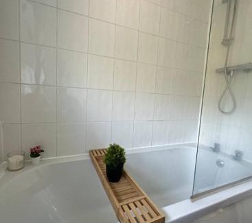 St Helens Apartment | Comfy 1 BR Apartment - Sleeps 2 with Free Parking!