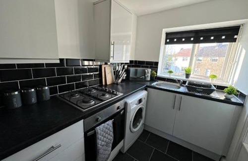 St Helens Apartment | Comfy 1 BR Apartment - Sleeps 2 with Free Parking!