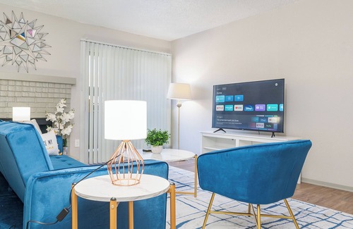 Barton Hills Apartment | Comfy 1BR in SoLa 5 Minutes to Downtown with Free Parking
