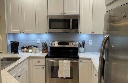 Lake Worth House | Comfy 2-bedroom townhome in Lake Worth with AC, EV charger, Fitness room & WiFi
