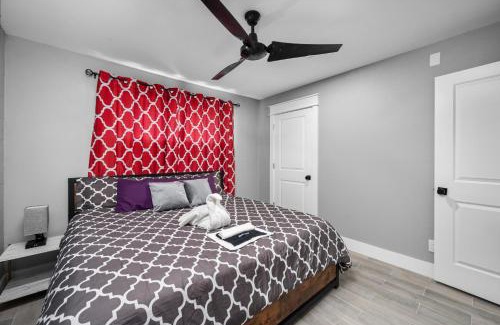 Houston Heights Apartment | Comfy 2BR in Prime Spot with Free Parking and Pool