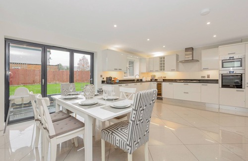 Snaresbrook Apartment | Comfy 3BR home w/parking in East London 10min tube