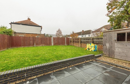 Snaresbrook Apartment | Comfy 3BR home w/parking in East London 10min tube