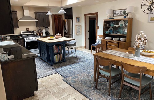 Concho House | Comfy 5-bedroom farmhouse with AC and WiFi in historic Concho