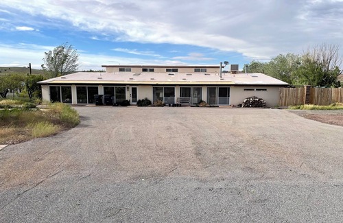 Concho House | Comfy 5-bedroom farmhouse with AC and WiFi in historic Concho