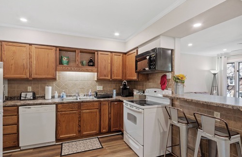 Royal Pines House | Comfy and Convenient South Asheville Getaway