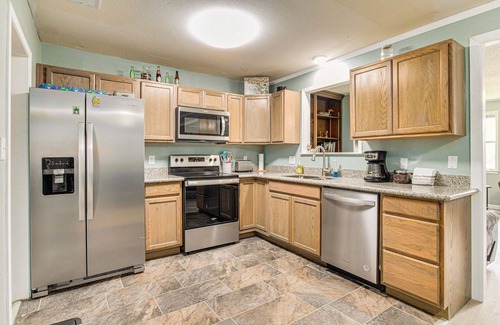 Ferry Pass House | Comfy and Cozy House 3BR 1.5BA - Board games