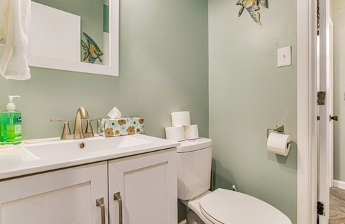 Ferry Pass House | Comfy and Cozy House 3BR 1.5BA - Board games