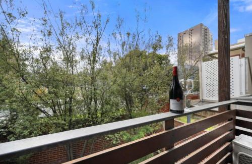 Box Hill Apartment | Comfy Box Hill Unit Near Station and Restaurants