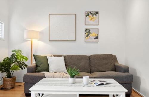 Box Hill Apartment | Comfy Box Hill Unit Near Station and Restaurants